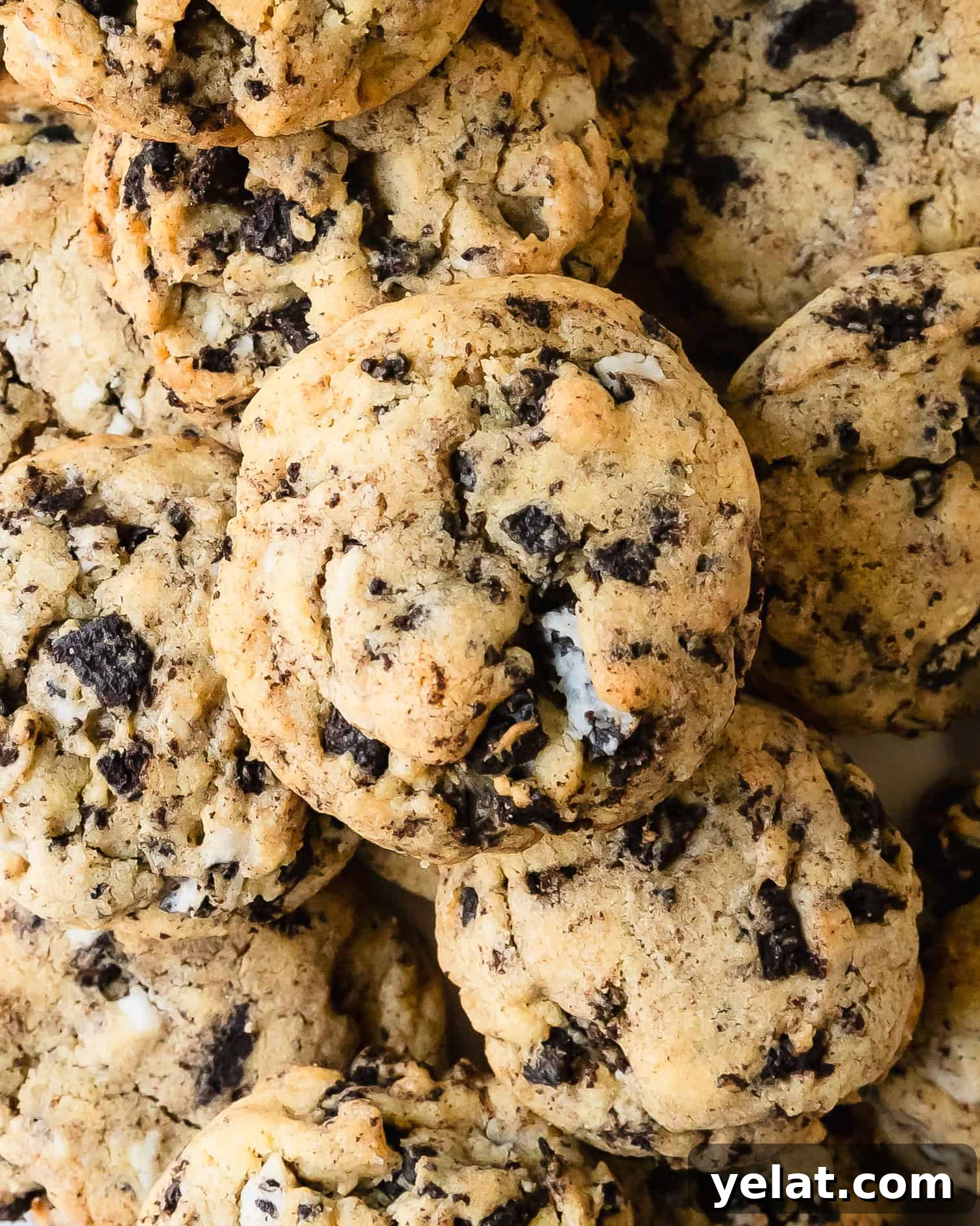 Cookies & Cream Sandwich Cookies: How to Make Oreo-Style Treats 6 Cookies and cream cookies are soft and buttery cookies filled with Oreo cookies and pieces of sweet cookies and cream chocolate. This cookies and cream cookie recipe is super easy to make and is a most delicious way to enjoy the classic cookies and cream flavor combination.