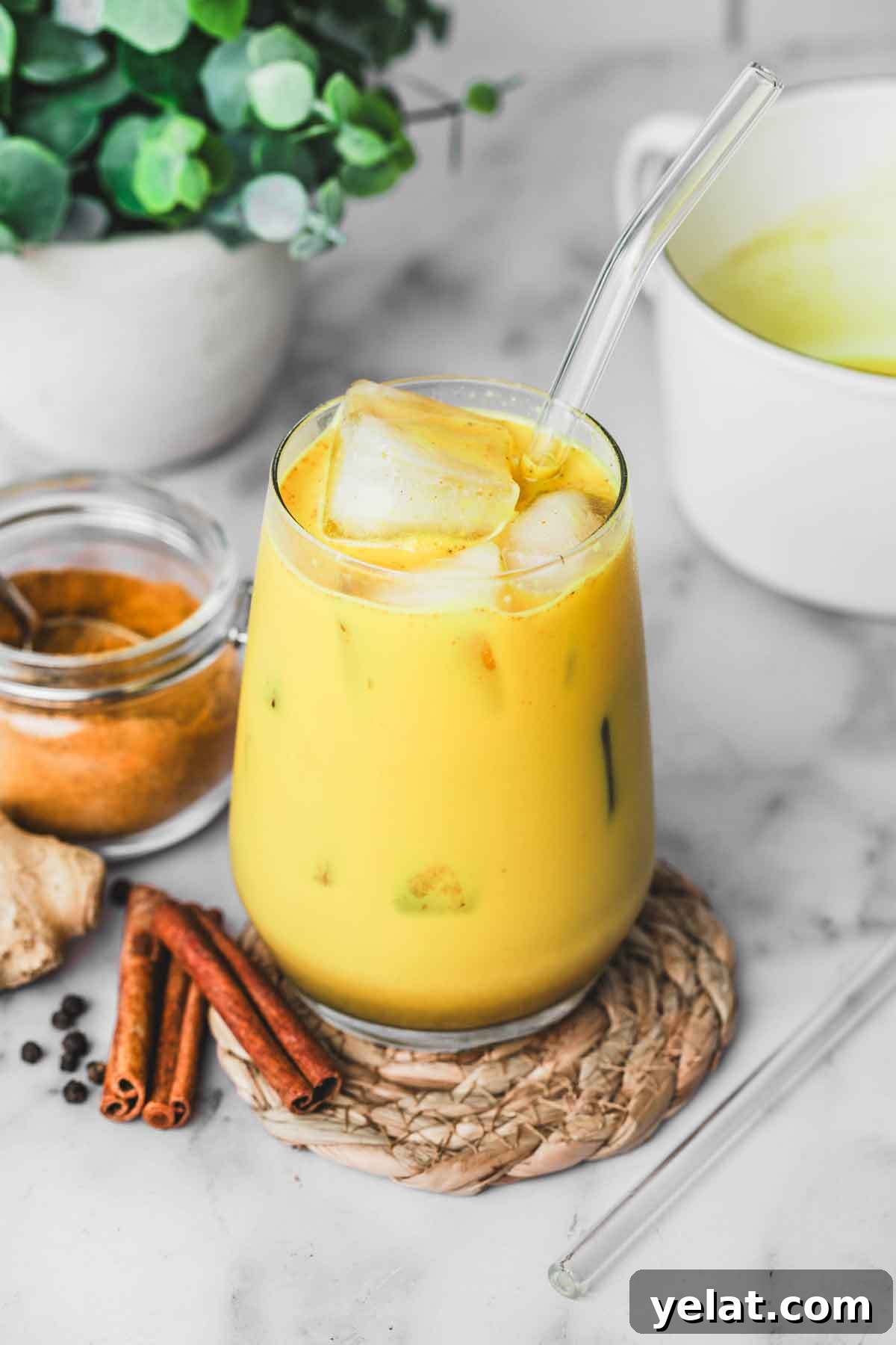 Iced Turmeric Golden Milk Recipe for Refreshing Wellness 2 verre avec du golden latte glacé