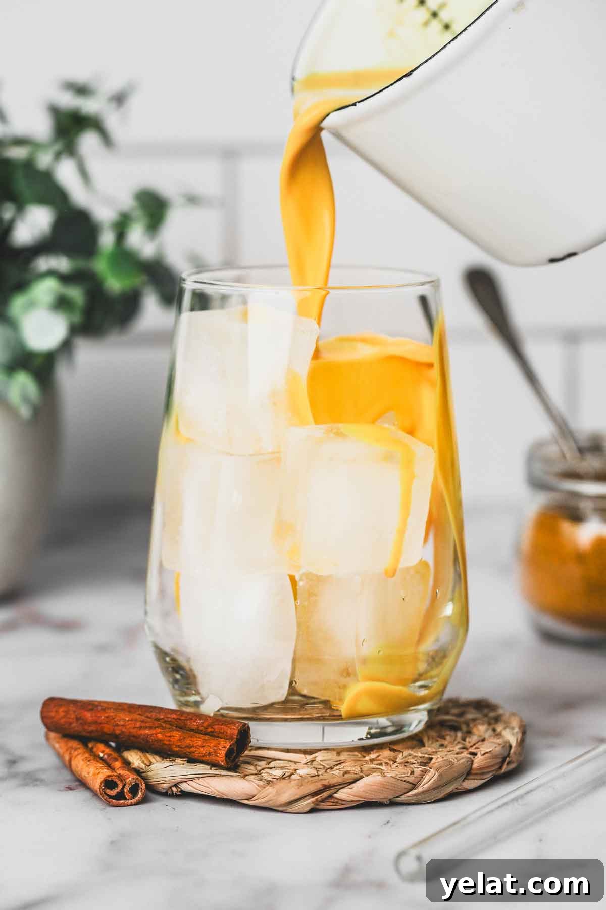 Iced Turmeric Golden Milk Recipe for Refreshing Wellness 6 verre avec du lait au curcuma et des glaçons