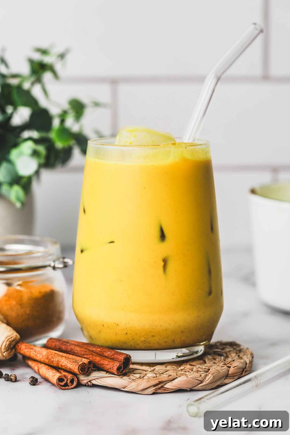 Iced Turmeric Golden Milk Recipe for Refreshing Wellness 7 boisson glacée au curcuma