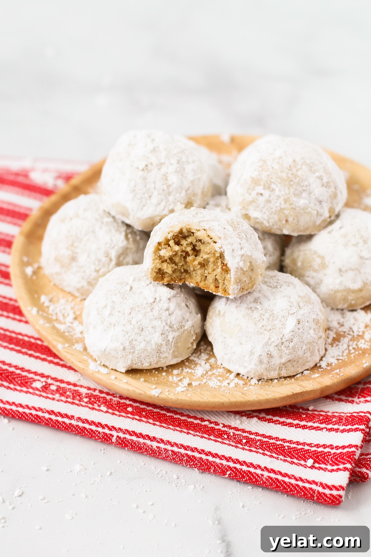 A simple holiday cookie that’s made with toasted walnuts and rolled in powdered sugar. What’s not to love about these gluten free vegan snowball cookies?